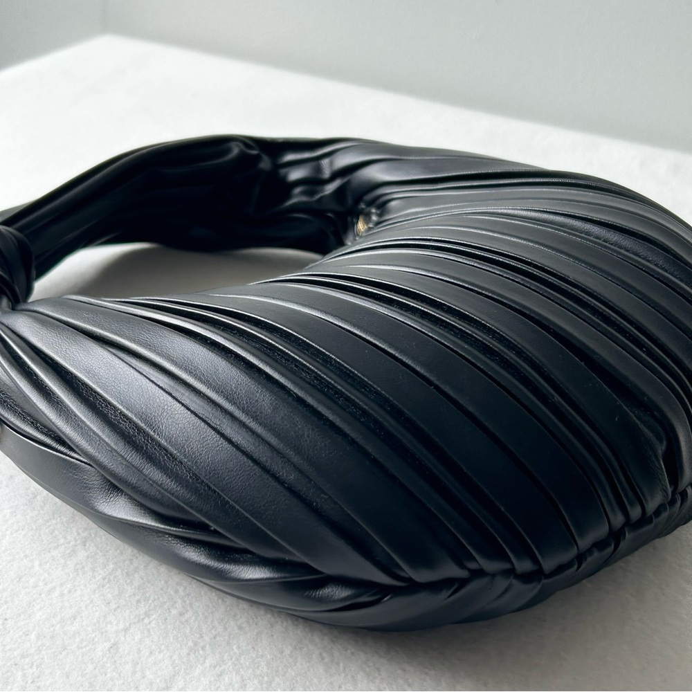 Urban Expressions Fawna Pleated black bag - Picture 7 of 8